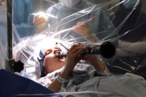 Mulher com Parkinson toca clarinete durante operação ao cérebro; veja!