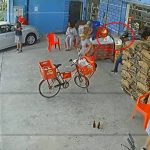 Mulher é atingida por bala perdida durante tiroteio em distribuidora