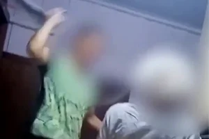Mulher é presa após agredir mãe idosa de 86 anos no Paraná; imagens registram violência