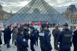 Museu do Louvre sofre assalto! Ladrões roubaram várias joias