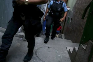 Operação contra Comando Vermelho tem ao menos 20 mortos, barricadas e bomba