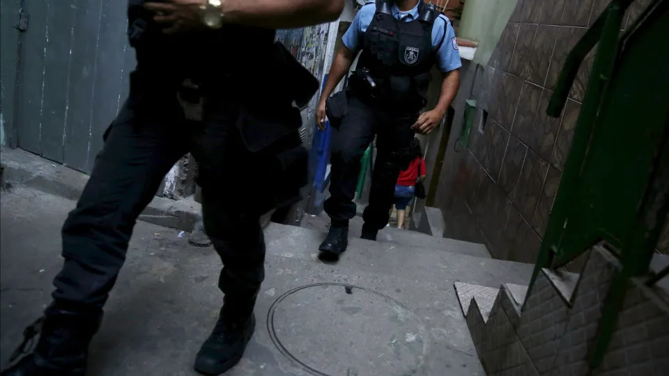 Operação contra Comando Vermelho tem ao menos 20 mortos, barricadas e bomba