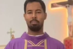 Padre é investigado pela igreja após ser flagrado com noiva de fiel