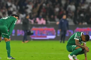 Palmeiras leva três no primeiro tempo, perde da LDU e se complica na Libertadores