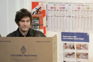 Partido de Milei vence eleições legislativas argentinas com maioria