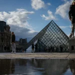 Polícia francesa prende dois suspeitos do assalto ao Museu do Louvre