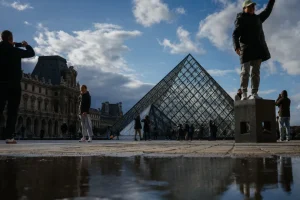 Polícia francesa prende dois suspeitos do assalto ao Museu do Louvre