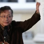 Presidente colombiano convoca manifestação após absolvição de Uribe