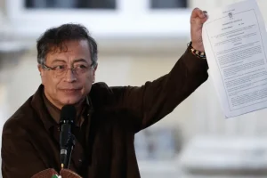 Presidente colombiano convoca manifestação após absolvição de Uribe