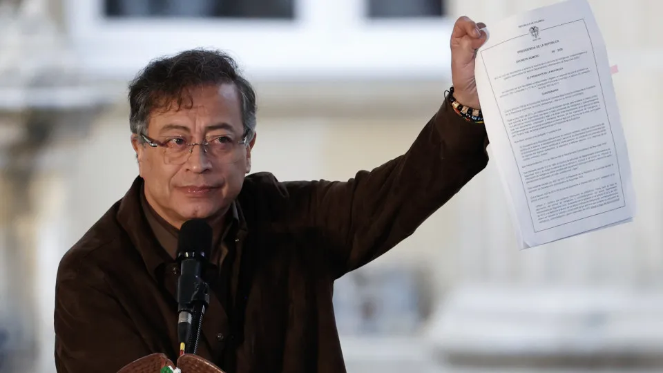 Presidente colombiano convoca manifestação após absolvição de Uribe