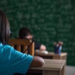Professor mostra arma para alunos ao ser atingido por bola de papel
