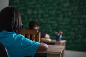 Professor mostra arma para alunos ao ser atingido por bola de papel