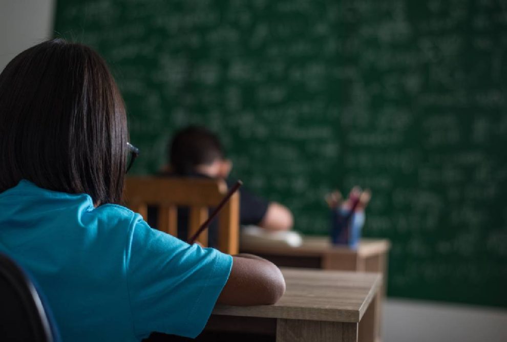 Professor mostra arma para alunos ao ser atingido por bola de papel