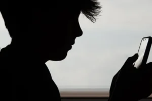 Professor que trocou mundo corporativo por escola pública alerta alunos sobre perigos das redes