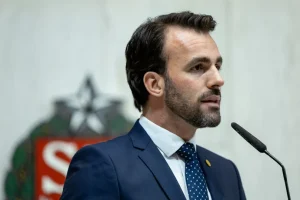 Promotoria denuncia Lucas Bove e pede prisão por descumprir medidas protetivas