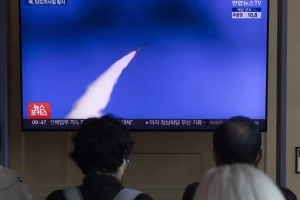 Pyongyang lança mísseis na véspera da visita de Trump à Coreia do Sul