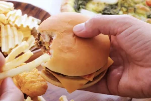 Quatro dias comendo besteiras pode acabar com sua memória, segundo estudo