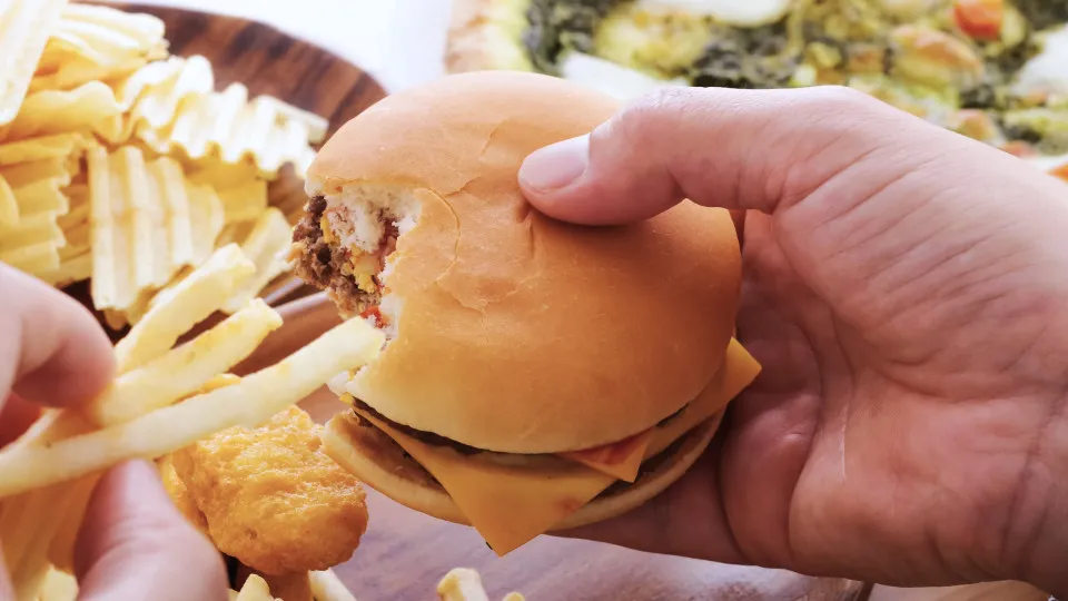 Quatro dias comendo besteiras pode acabar com sua memória, segundo estudo