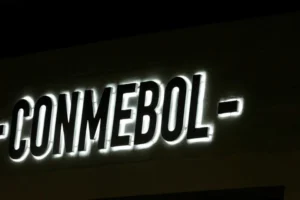 Racing 'não liga' para multa e aposta em pirotecnia mesmo após sanções