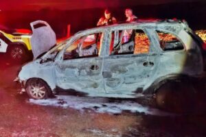 Região de Maringá: Carro pega fogo em movimento na PR-323, em Cianorte; motorista não se feriu