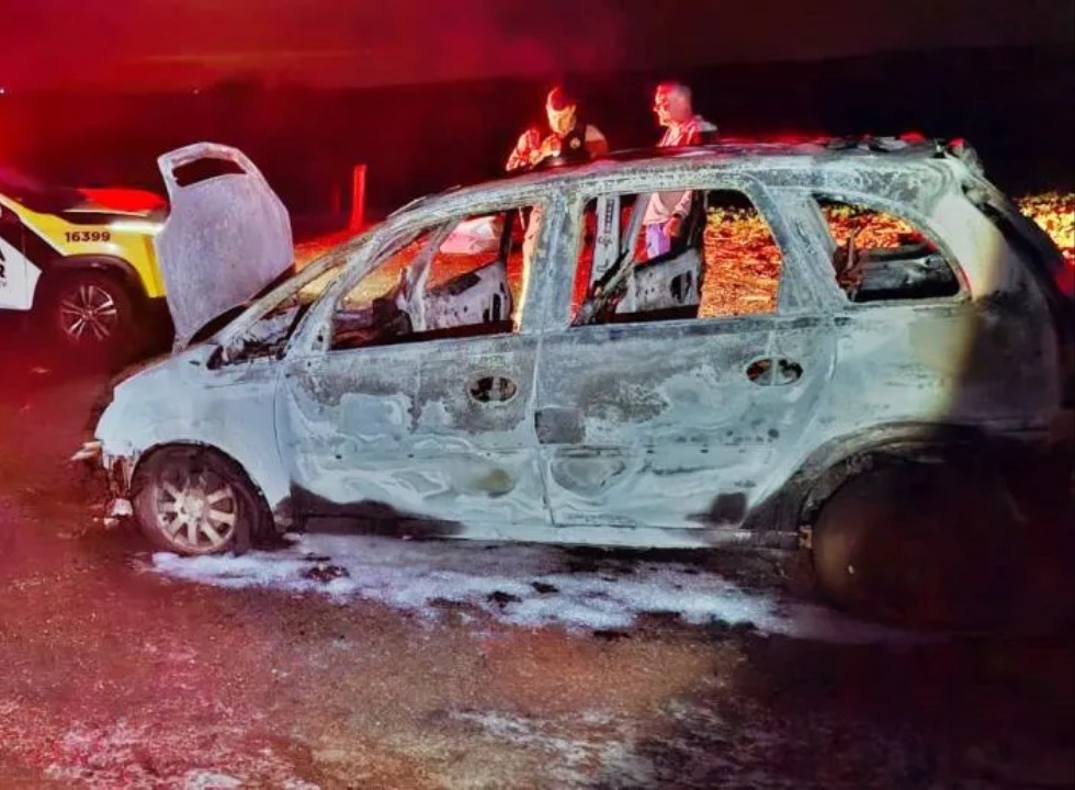 Região de Maringá: Carro pega fogo em movimento na PR-323, em Cianorte; motorista não se feriu