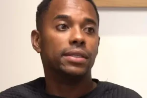 Robinho relata rotina na prisão e nega ter privilégios