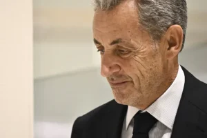 Sarkozy é mantido em cela isolada e com dois seguranças em prisão de Paris