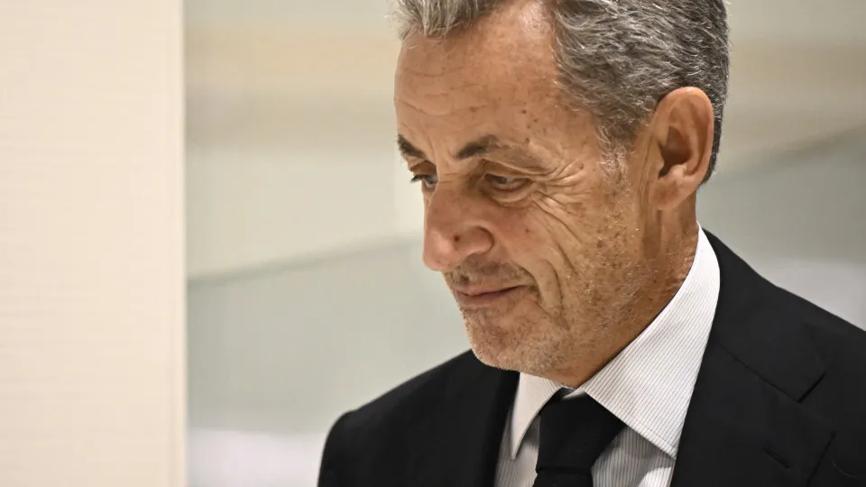 Sarkozy é mantido em cela isolada e com dois seguranças em prisão de Paris