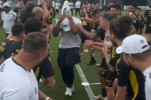 Segurança do Santos acerta bolada em filha de Neymar e elenco ‘se vinga’