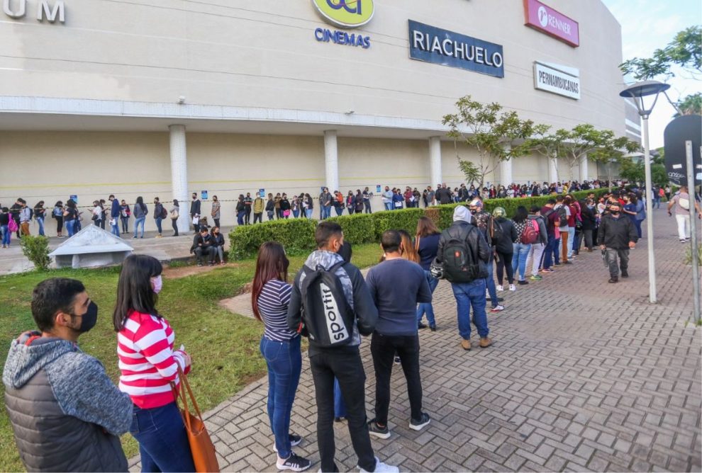 Shopping faz mutirão com 500 vagas de emprego em Curitiba