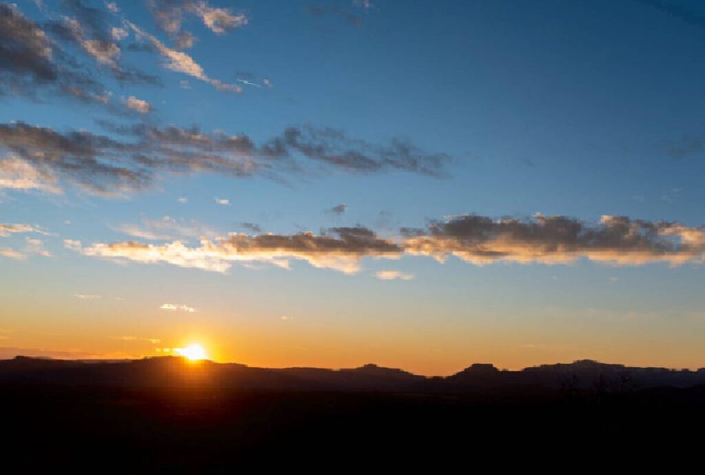 Sol entre nuvens marca previsão do tempo em Curitiba neste sábado