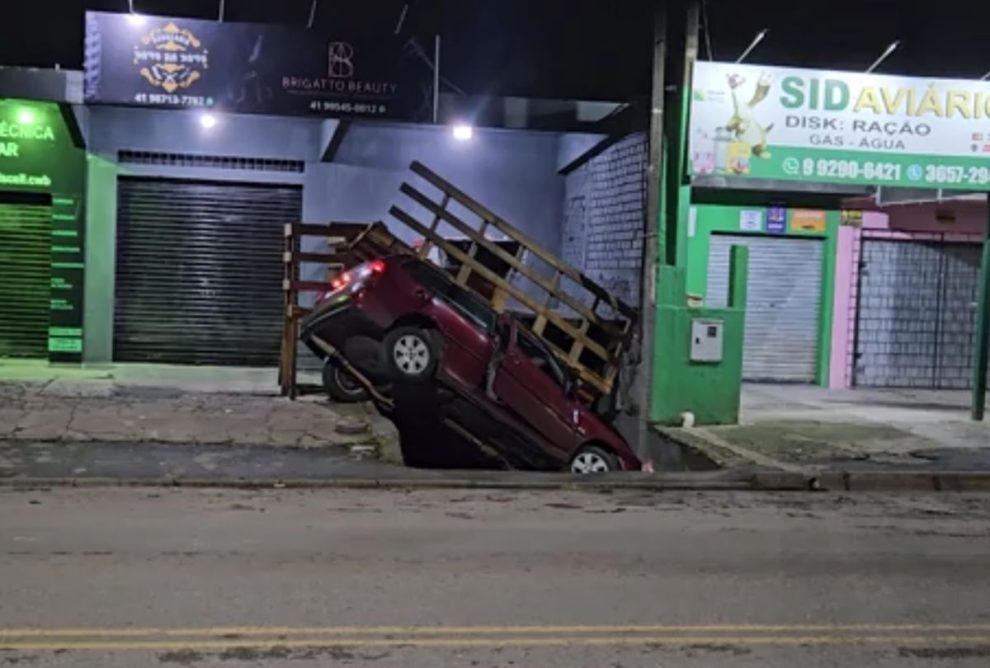 Suspeitos em fuga invadem comércio com carro furtado: vídeo