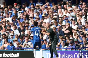 Técnico do Chelsea se diz 'sortudo' por treinar Estêvão e cita humildade