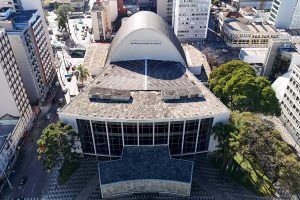 Telhado do Teatro Guaíra é reformado pela primeira vez em 50 anos