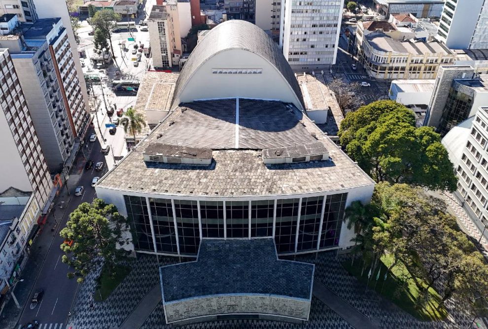 Telhado do Teatro Guaíra é reformado pela primeira vez em 50 anos