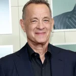 Tom Hanks é flagrado disfarçado no metrô de Nova York, mas gafe entrega o astro