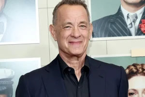 Tom Hanks é flagrado disfarçado no metrô de Nova York, mas gafe entrega o astro