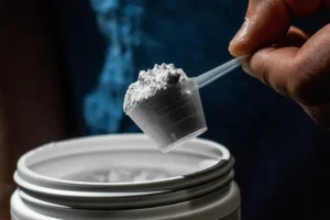 Tomar creatina em jejum pode ser um erro que afeta seus resultados