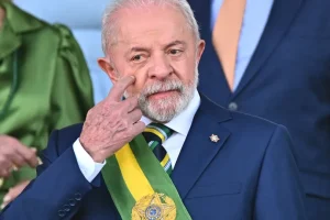 Trajetória de vida de Lula da Silva vira enredo no Sambódromo do Rio
