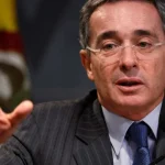 Tribunal na Colômbia absolve ex-presidente Álvaro Uribe de crimes de suborno e fraude