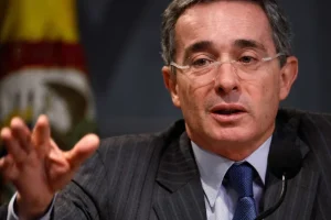 Tribunal na Colômbia absolve ex-presidente Álvaro Uribe de crimes de suborno e fraude