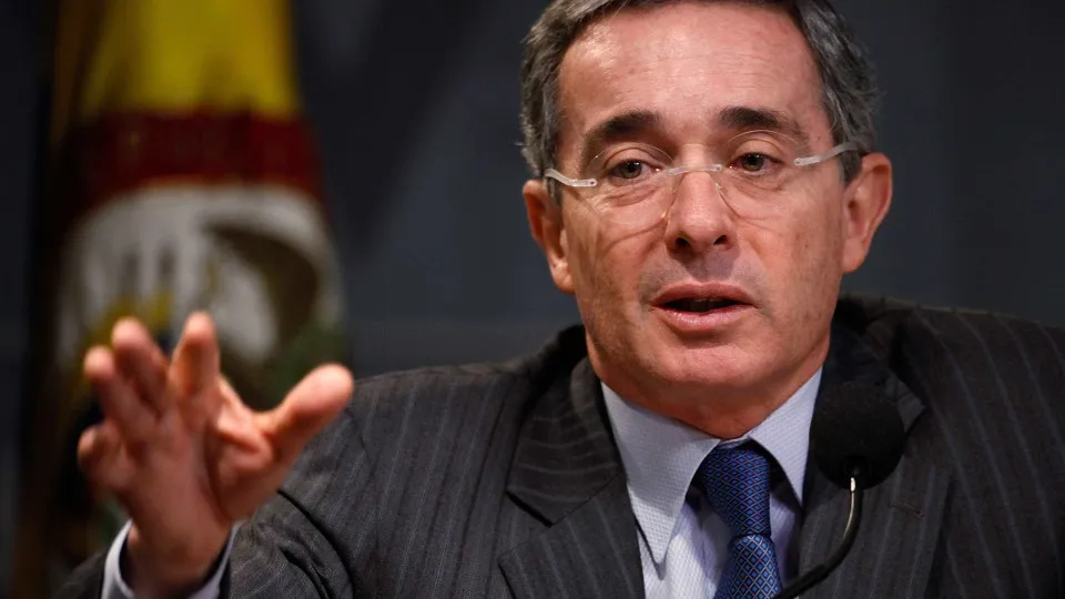 Tribunal na Colômbia absolve ex-presidente Álvaro Uribe de crimes de suborno e fraude