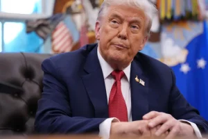 Trump pede R$ 1,2 bilhão em indenização do próprio governo por investigações contra ele