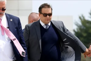 Trump 'perdoa' George Santos, ex-deputado dos EUA filho de brasileiros