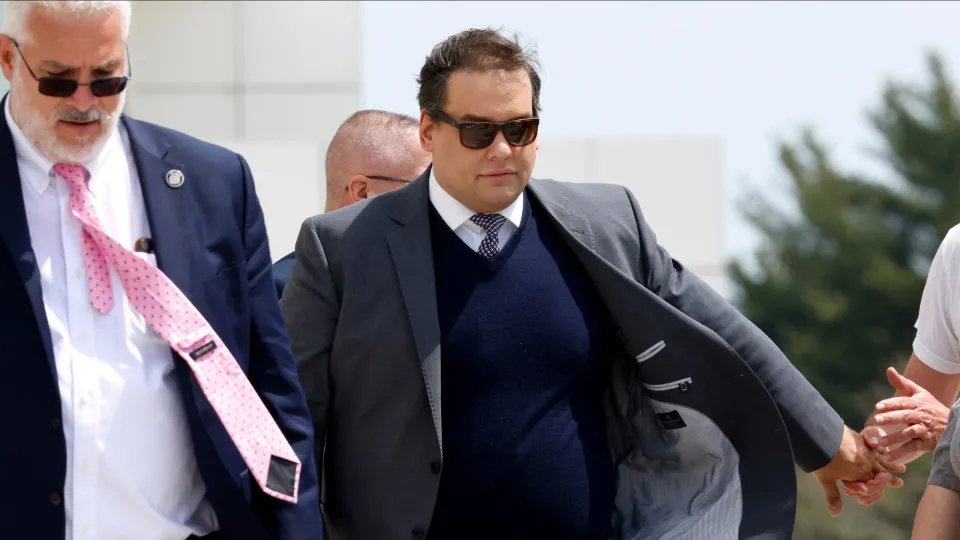 Trump 'perdoa' George Santos, ex-deputado dos EUA filho de brasileiros