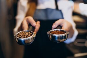 Variedades especiais redefinem o consumo de café no Brasil e em Maringá; saiba onde encontrar
