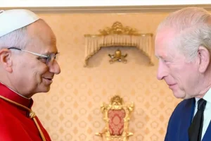 Veja as imagens do encontro do rei Charles III com o Papa Leão XIV