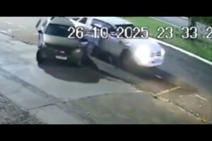 Vídeo: Caminhonete colide contra carro estacionado em Maringá; motorista fugiu