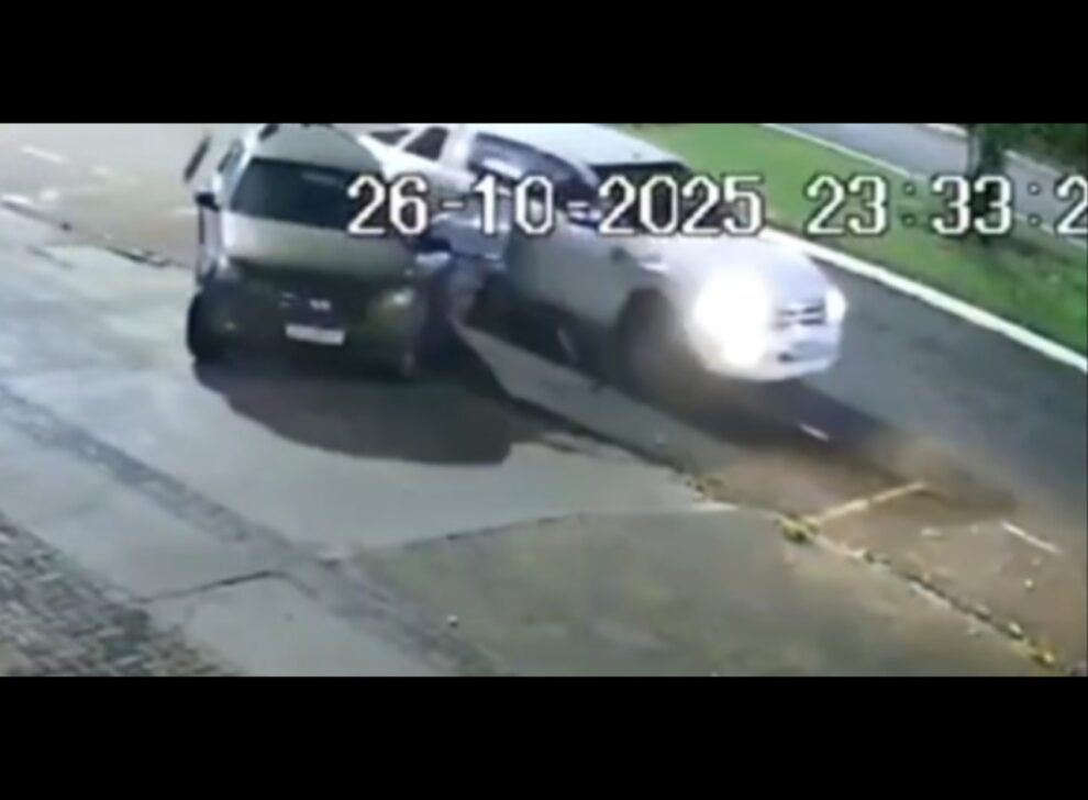 Vídeo: Caminhonete colide contra carro estacionado em Maringá; motorista fugiu