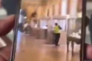 Vídeo mostra assaltantes roubando joias de Napoleão no Louvre